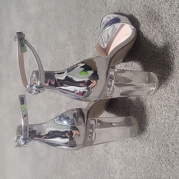 Silver heels - Picture 2 of 5